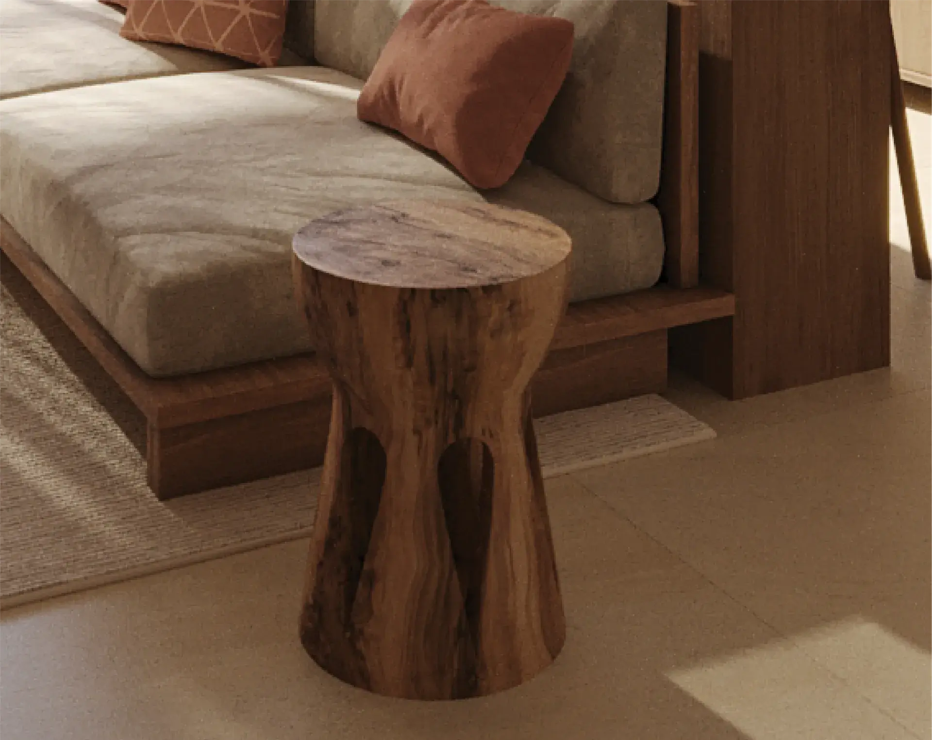 Mesinha de madeira com sofá ao fundo